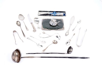 Lot 822 - A selection of silver items