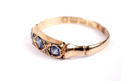 Lot 706 - A blue spinel and diamond ring