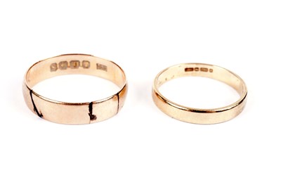 Lot 711 - Two 18ct yellow gold wedding bands