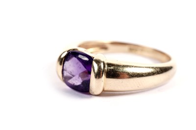 Lot 422 - An amethyst single-stone ring