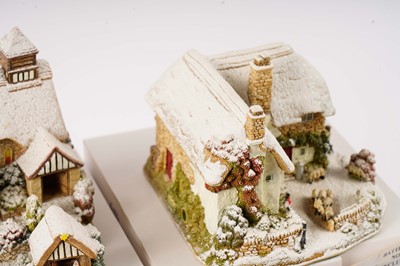 Lot 255 - A collection of Lilliput Lane models