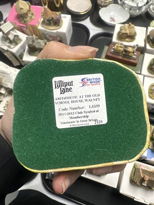 Lot 255 - A collection of Lilliput Lane models