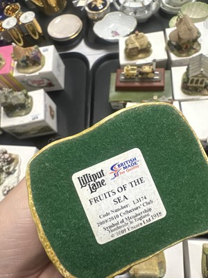 Lot 255 - A collection of Lilliput Lane models