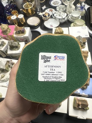 Lot 255 - A collection of Lilliput Lane models