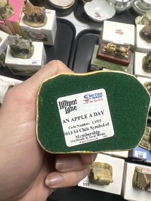 Lot 255 - A collection of Lilliput Lane models