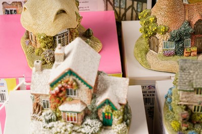 Lot 255 - A collection of Lilliput Lane models