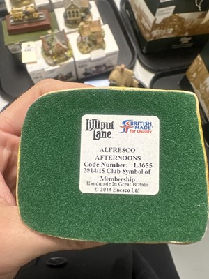 Lot 255 - A collection of Lilliput Lane models