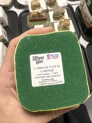 Lot 255 - A collection of Lilliput Lane models