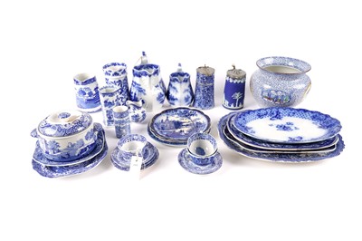 Lot 290 - A collection of blue and white ceramics