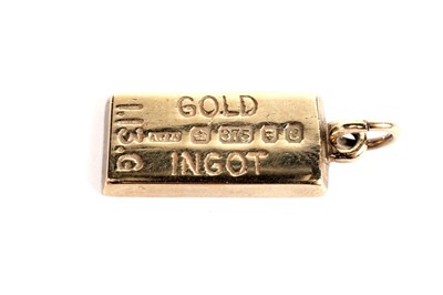 Lot 576 - A 9ct yellow gold ingot pendant