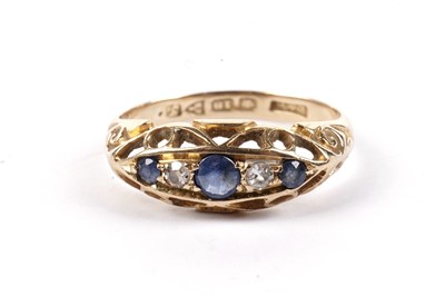 Lot 678 - An antique sapphire and diamond ring