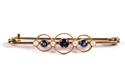 Lot 409 - A sapphire and seed pearl brooch