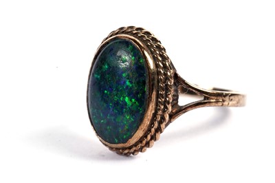 Lot 425 - An opal ring