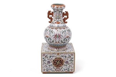 Lot 362 - A Chinese famille rose Imperial-style vase