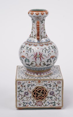 Lot 362 - A Chinese famille rose Imperial-style vase