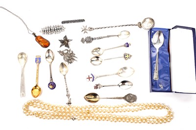 Lot 688 - A selection of costume jewellery and collectibles