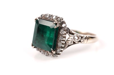 Lot 655 - An emerald and diamond cluster ring