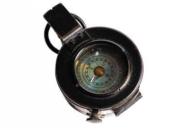 Lot 1090 - A WWII British military issue compass