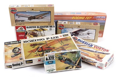 Lot 114 - A collection of model kits