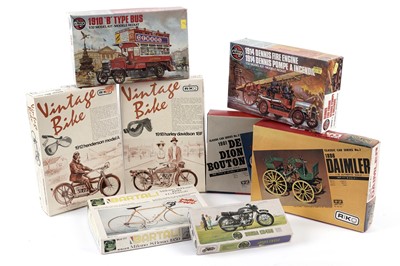 Lot 118 - A collection of car and motorbike model kits from various makers