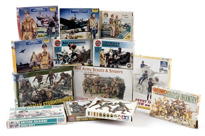 Lot 119 - A collection of war-themed model kits