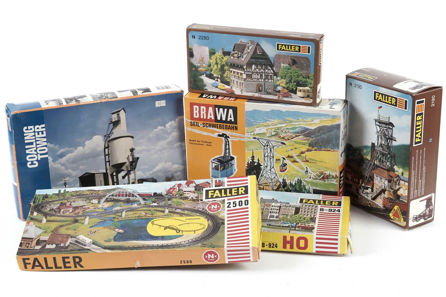 Lot 91 - A collection of model kits from various