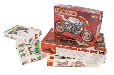 Lot 95 - A collection of model kits