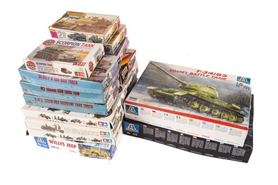 Lot 121 - A collection of model kits from various makers