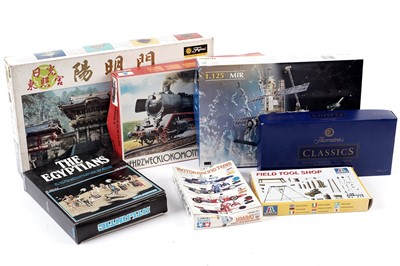 Lot 98 - A collection of model kits from various makers