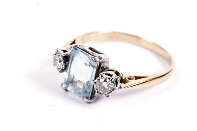 Lot 544 - An aquamarine and diamond ring