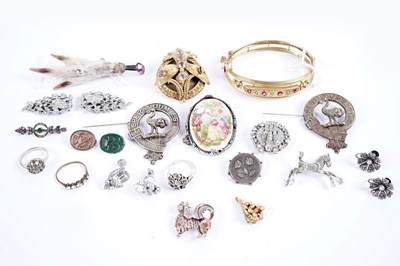 Lot 537 - Victorian and later costume jewellery