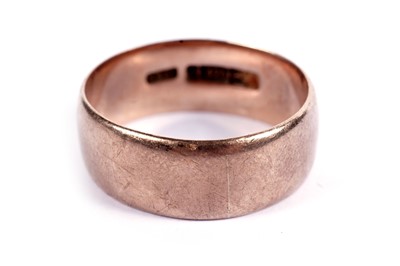 Lot 412 - A 9ct rose gold wedding band