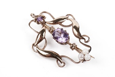 Lot 689 - An amethyst brooch pendant