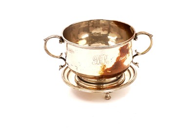 Lot 794 - A silver porringer on stand