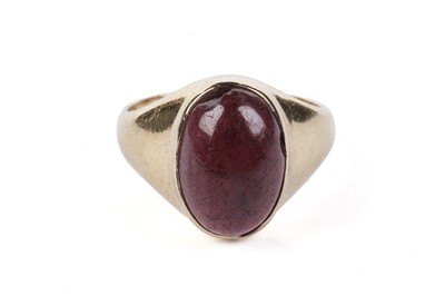 Lot 635 - A garnet cabochon ring