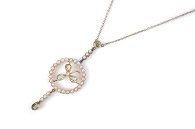 Lot 1084 - An Edwardian peridot and seed pearl pendant