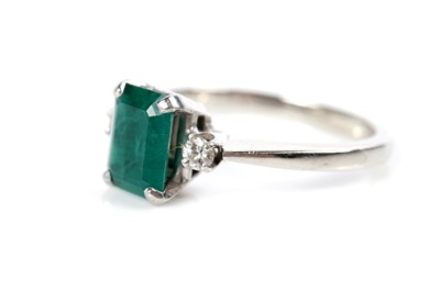 Lot 1085 - An emerald and diamond ring