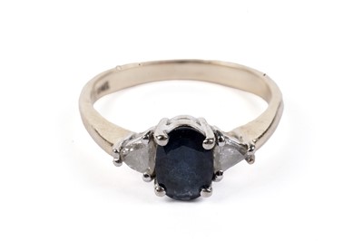 Lot 629 - A sapphire and diamond ring