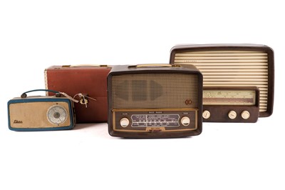 Lot 399 - A collection of vintage radios