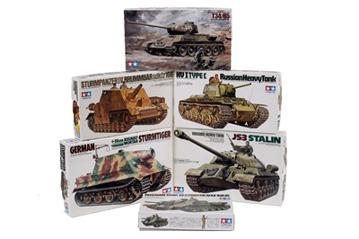 Lot 101 - A collection of Tamiya tank model constructor kits