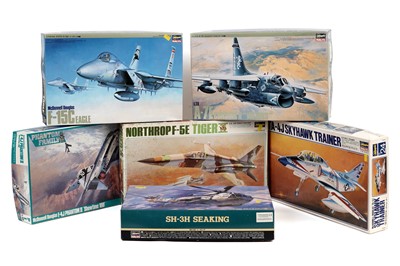 Lot 102 - A collection of Hasegawa US military aircraft constructors hobby kits