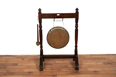 Lot 6 - An early 20th Century oak and brass dinner gong