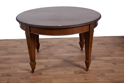 Lot 70 - An Edwardian extending dining table