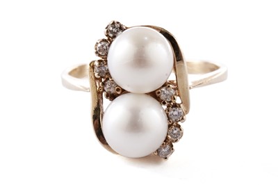 Lot 157 - A cultured pearl and diamond dress ring