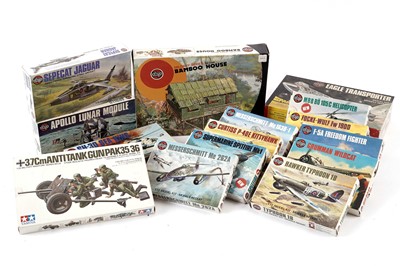 Lot 111 - A collection of boxed Airfix model kits