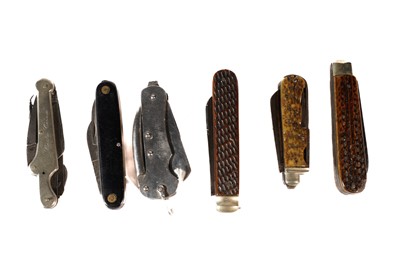 Lot 1002 - Six folding and utility knives