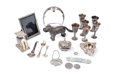 Lot 1724 - An Edwardian silver postal scale; and other items