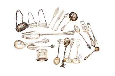 Lot 773 - A selection of silver items