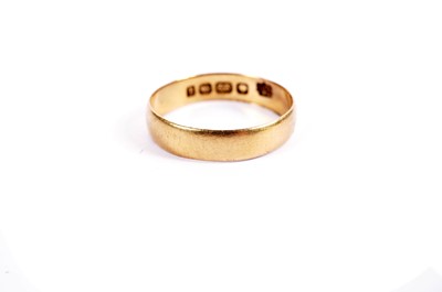 Lot 527 - A 22ct gold wedding band