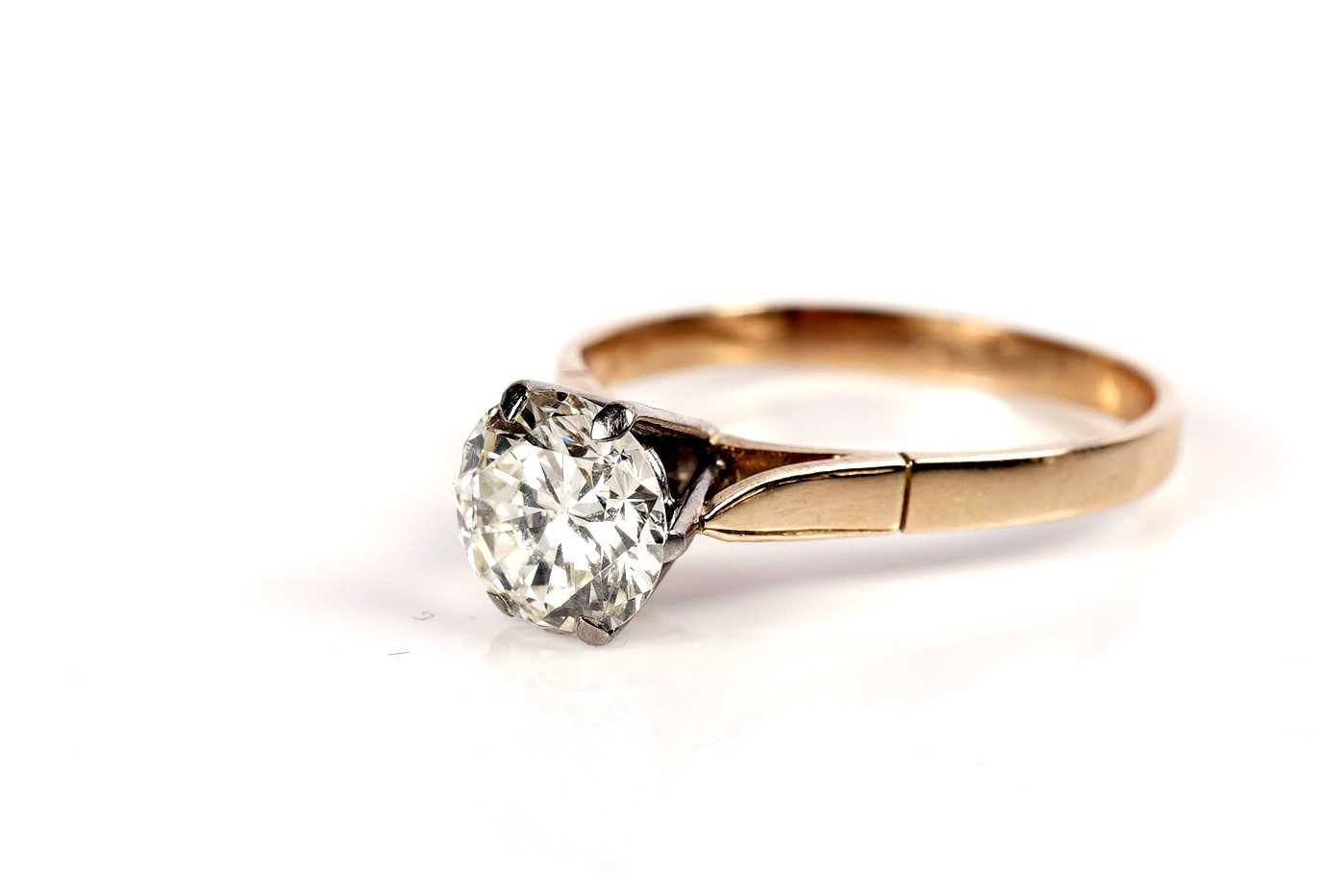 Lot 592 - A single stone solitaire diamond ring